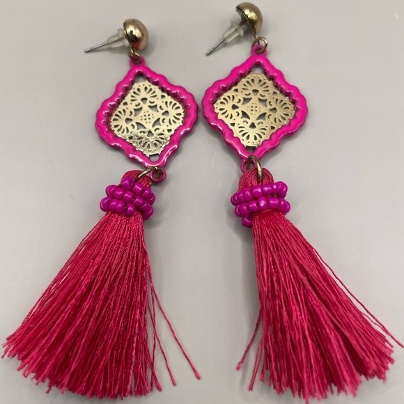 Hawaiian pink tassel dangle earrings with gold screen design - Picture 4 of 5
